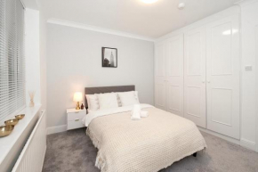 Excellent, Three bedroom North London Apartment with Free Parking